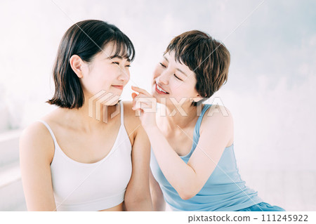 兩個年輕女性的美麗形象 兩個年輕女性的美麗形象 111245922