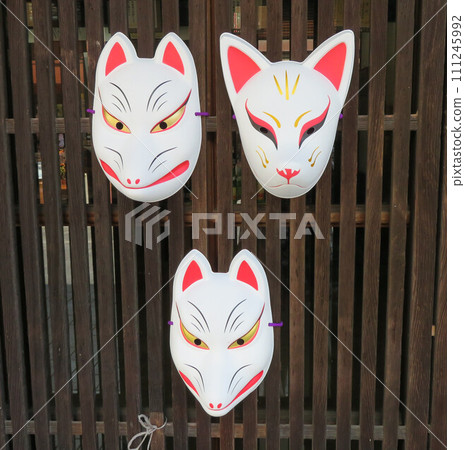 狐狸面具裝飾品和津和野的街景 狐狸面具裝飾品和津和野的街景 111245992