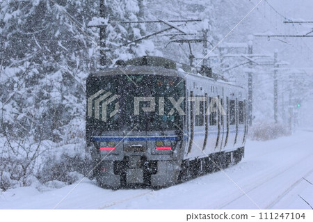[JR West Japan] Series 521 in the snow (Hokuriku Main Line: Minami-Imajo Station) 111247104