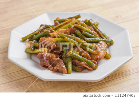 炒牛肉和蒜薹 111247402