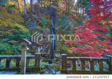 秋天的群馬縣高崎市榛名神社的水鈴瀧和秋葉 111247917