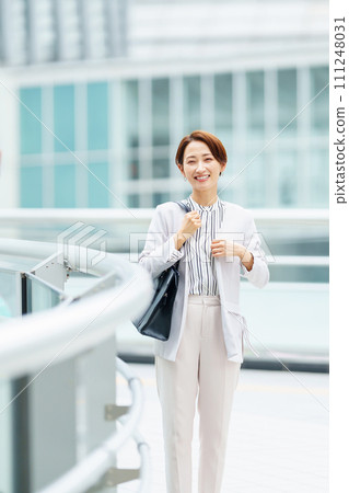 通勤的商界女強人 111248031