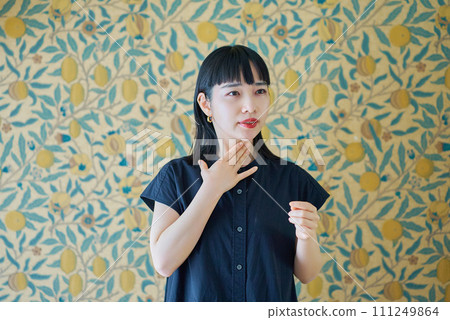 一名年輕女子似乎感到喉嚨不適 一名年輕女子似乎感到喉嚨不適 111249864