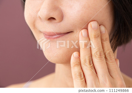 中年女性護膚形象 中年女性護膚形象 111249866