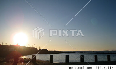 夕陽照亮的大海和沿海住宅區 111250117