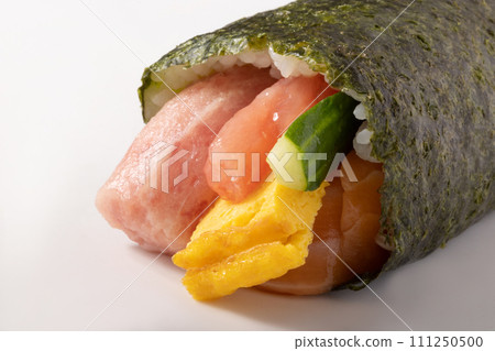 Seafood ehomaki (tuna tataki, tuna tekka, salmon roe, salmon) Seafood ehomaki (tuna tataki, tuna tekka, salmon roe, salmon) 111250500