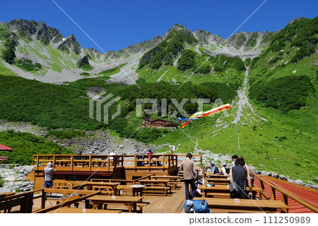 唐澤小屋的露台和穗高山脈的山脈 111250989