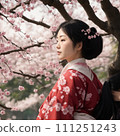 女人穿著櫻花和和服 111251243
