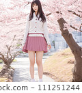 在櫻花下擺姿勢的女人 111251244