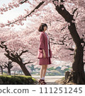 在櫻花下擺姿勢的女人 111251245