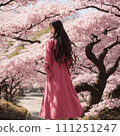 在櫻花下擺姿勢的女人 111251247