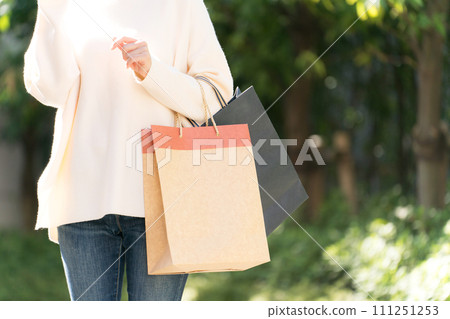 拿著購物袋的女人的局部切口 111251253