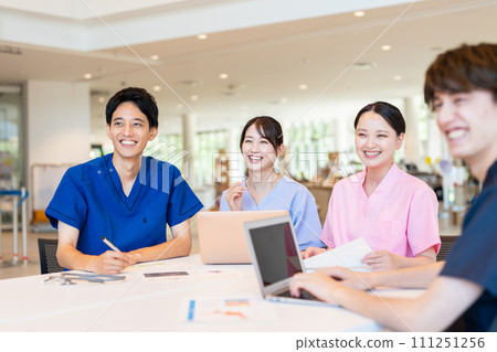 醫生和護士開會 111251256