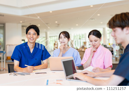 醫生和護士開會 111251257