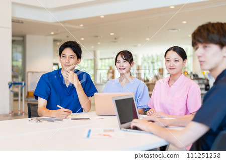 醫生和護士開會 111251258