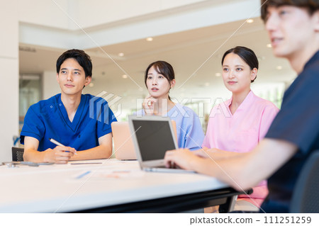 醫生和護士開會 111251259