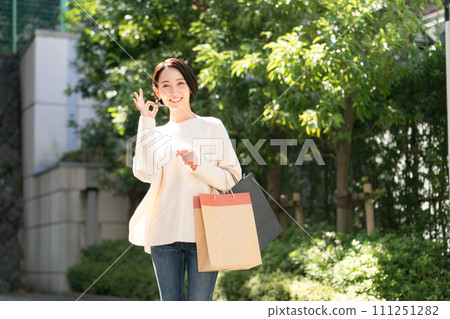 一個女人帶著購物袋 111251282