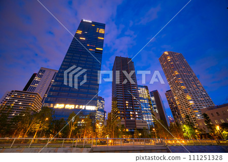 東京西新宿區重建,塔樓公寓和辦公大樓混合區,2023年 東京西新宿區重建,塔樓公寓和辦公大樓混合區,2023年 111251328