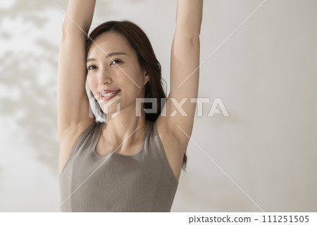 腋下保養、除毛、美膚的女性形象 111251505