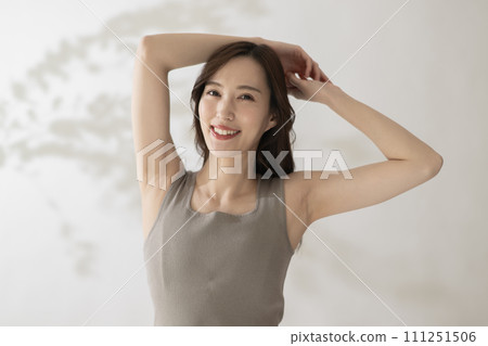 腋下保養、除毛、美膚的女性形象 腋下保養、除毛、美膚的女性形象 111251506