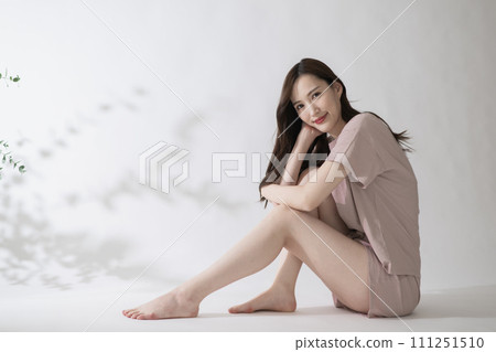 Beautiful legs, diet image, relaxing woman 111251510