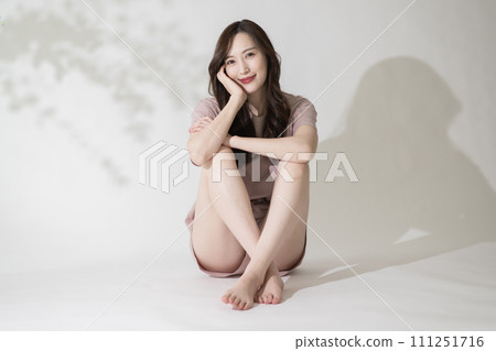 Beautiful legs, diet image, relaxing woman 111251716