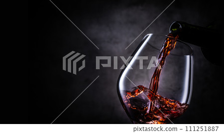 Pour red wine 111251887