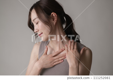 年輕女子握鎖骨、淋巴按摩、胸鎖乳突肌 111252081