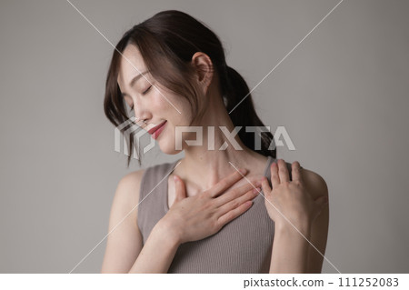 年輕女子握鎖骨、淋巴按摩、胸鎖乳突肌 111252083