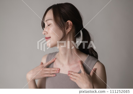 年輕女子握鎖骨、淋巴按摩、胸鎖乳突肌 年輕女子握鎖骨、淋巴按摩、胸鎖乳突肌 111252085