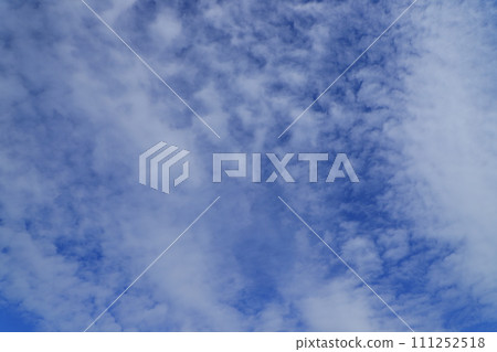 漂浮在藍天上的雲彩 111252518