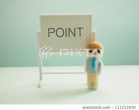 Point character and wool felt man on whiteboard 111252830