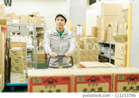 男員工搬運托盤 111253706