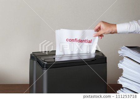 碎紙機和一堆文件人工智慧生成的圖像 111253718