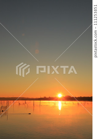Sunrise scenery of Lake Inba 111253851