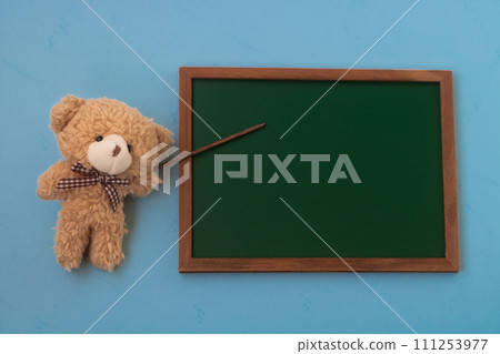Background material: Bear pointing at the blackboard 111253977