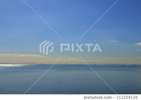 陽光明媚的日子裡的大海和藍天 陽光明媚的日子裡的大海和藍天 111254116