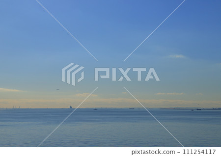 陽光明媚的日子裡的大海和藍天 陽光明媚的日子裡的大海和藍天 111254117
