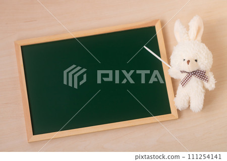 背景資料：指著黑板的兔子 111254141