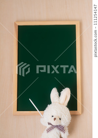 背景資料：指著黑板的兔子 111254147