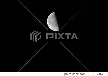 New Year 2020, the waning moon shines in the early hours of lunar age 22.1 New Year 2020, the waning moon shines in the early hours of lunar age 22.1 111254628