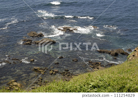 A wave to be drawn to the rocky ground 111254829