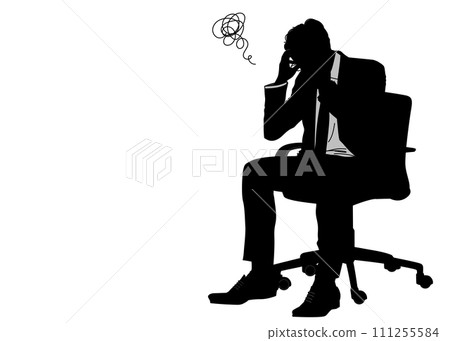 一位陷入困境的辦公室職員坐在一張帶有模糊標記的椅子上，抱著頭的剪影 111255584