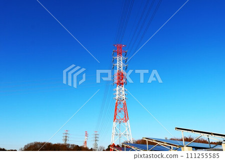 鋼塔高聳在藍天的襯托下 太陽能板 111255585