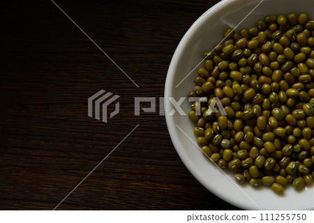 Mung beans, bean sprout seeds, mung beans in a white plate with wood grain background 111255750