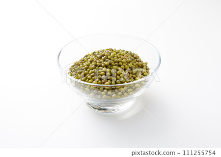 Mung beans, bean sprout seeds, mung beans in a glass container 111255754