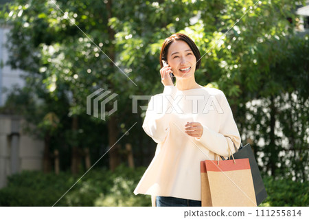 Shopping woman on the phone Shopping woman on the phone 111255814