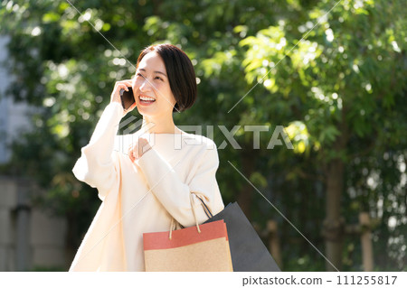 Shopping woman on the phone Shopping woman on the phone 111255817