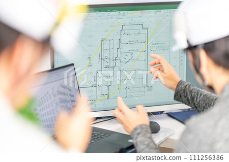 Male chief engineer explaining construction schedule, network schedule, construction supervision, helmet, 2 people 111256386