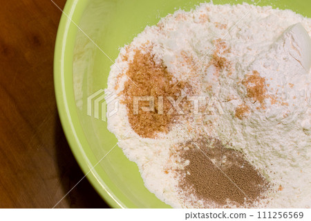 麵粉、乾酵母、紅糖放入碗中 麵粉、乾酵母、紅糖放入碗中 111256569